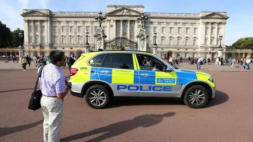 Ataca a dos policías con una espada frente a Buckingham