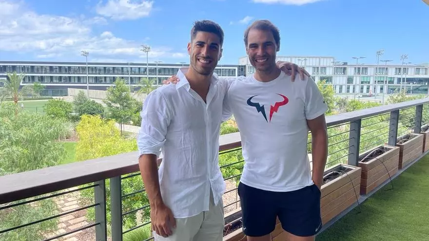 Marco Asensio y Sandra Garal, a cuatro días de su boda en sa Fortalesa, visitan a Rafa Nadal en su academia de Manacor