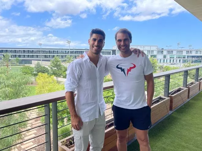 Las fotos de Marco Asensio y Sandra Garal con Rafa Nadal en su academia de Manacor