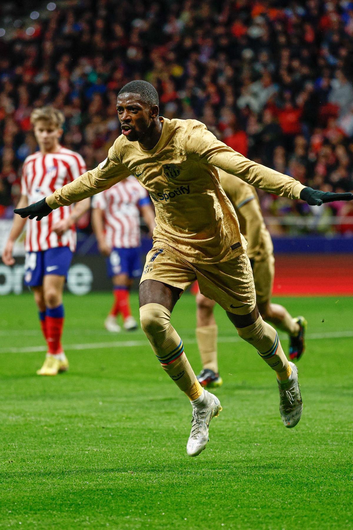 MADRID, 08/01/2023.- El delantero francés del FC Barcelona, Ousmane Dembélé, celebra el primer gol del equipo barcelonista durante el encuentro correspondiente a la jornada 16 de primera división que disputan hoy domingo frente al Atlético de Madrid en el estadio Metropolitano, en Madrid. EFE / Rodrigo Jiménez.