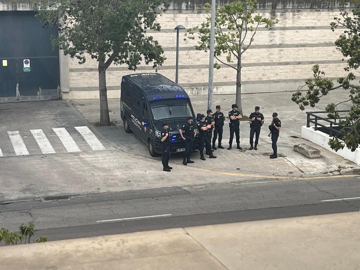 Dispositivo policial de seguridad ante el juzgado de guardia de València, esta mañana.