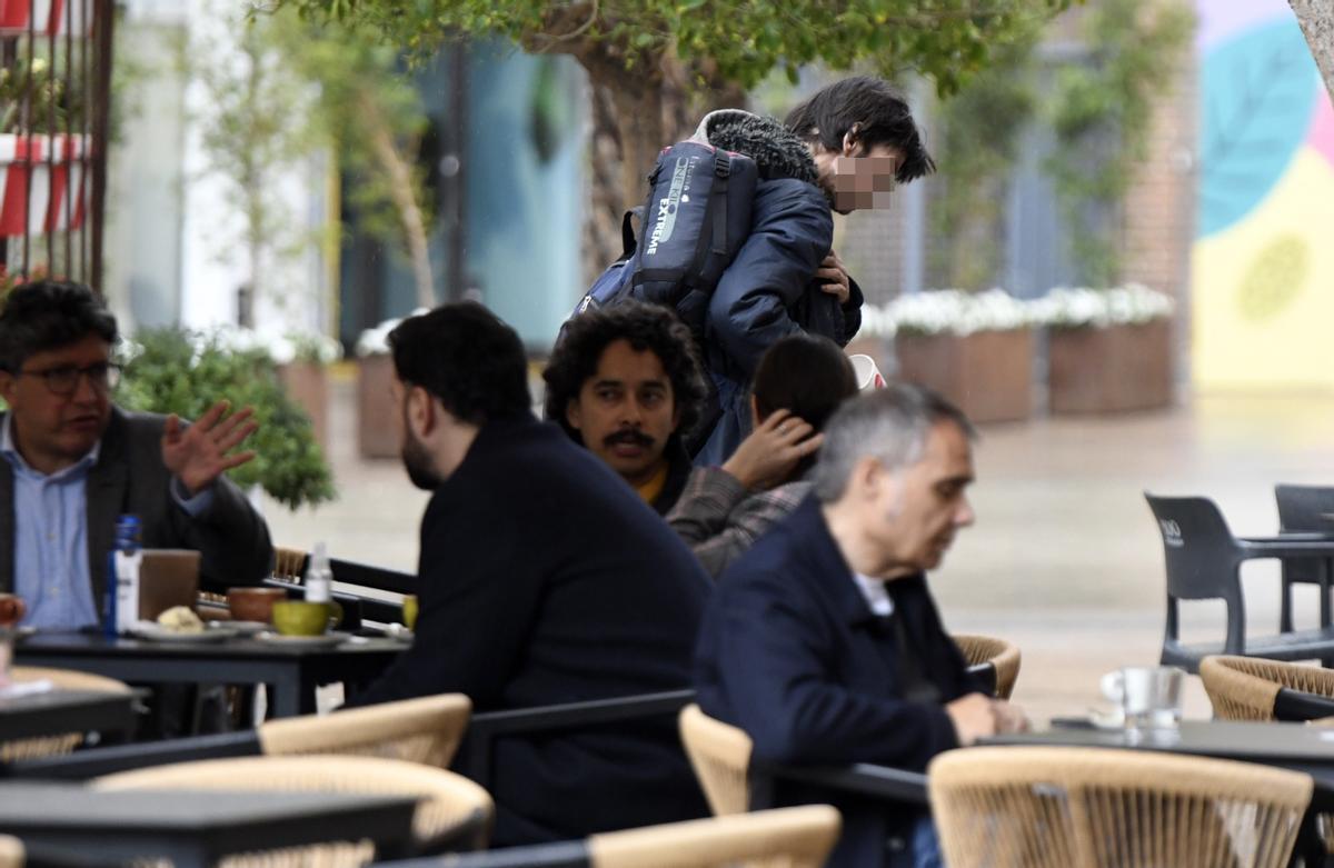 Pedigüeños en una terraza ubicada en Santo Domingo, en la ciudad de Murcia, fotografiados esta semana.