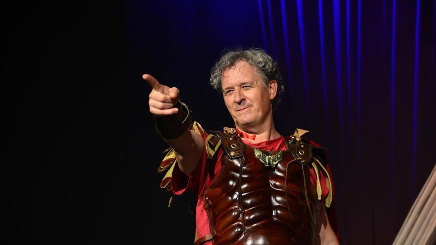 El clown gironí Marcel Tomàs connecta passat romà i absurditats del present a la comèdia esbojarrada &#039;Un tal Cèsar&#039;