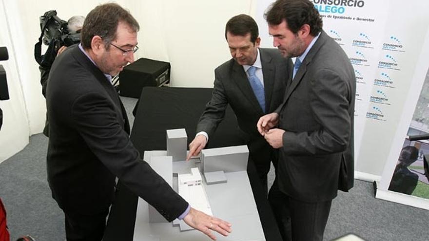 Lois Pérez Castrillo, Abel Caballero y Anxo Quintana observan la maqueta del futuro centro de día.