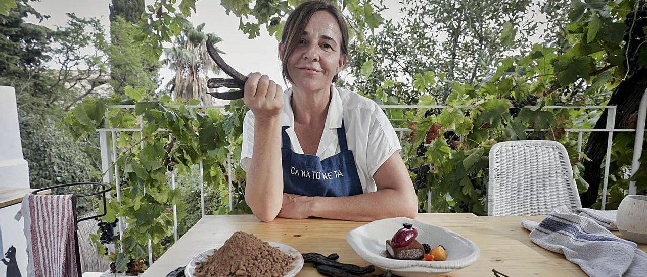 La chef Maria Solivellas ayer en Ca na Toneta con la materia prima, el ingrediente y el postre.