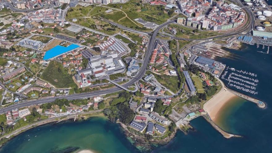 Ubicación de la parcela, señalada en azul, detrás del Hospital de A Coruña.