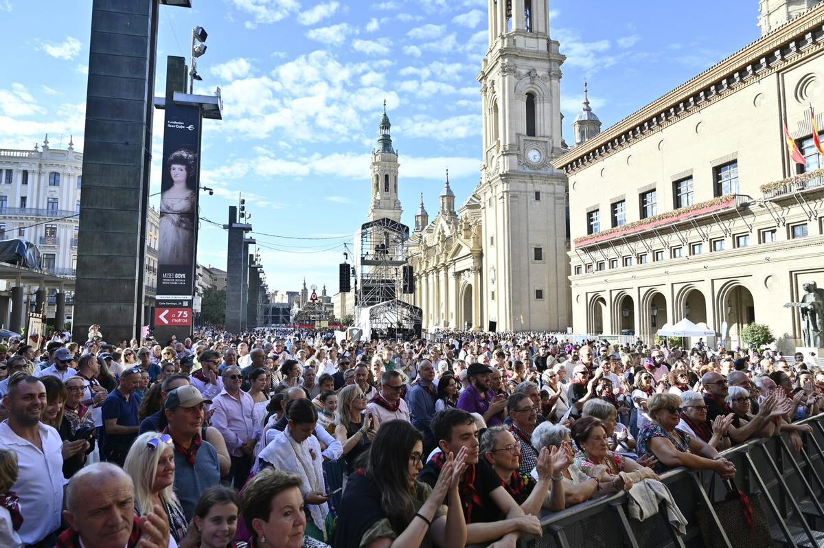 La plaza del Pilar abarrotada por las actuaciones de los ganadores Certamen Oficial de Jota Aragonesa.
