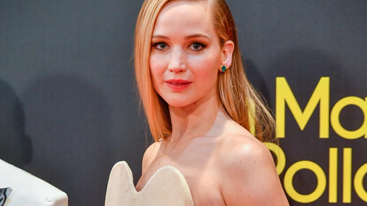 Jennifer Lawrence luce un metavestido con el escote más romántico en su visita a España