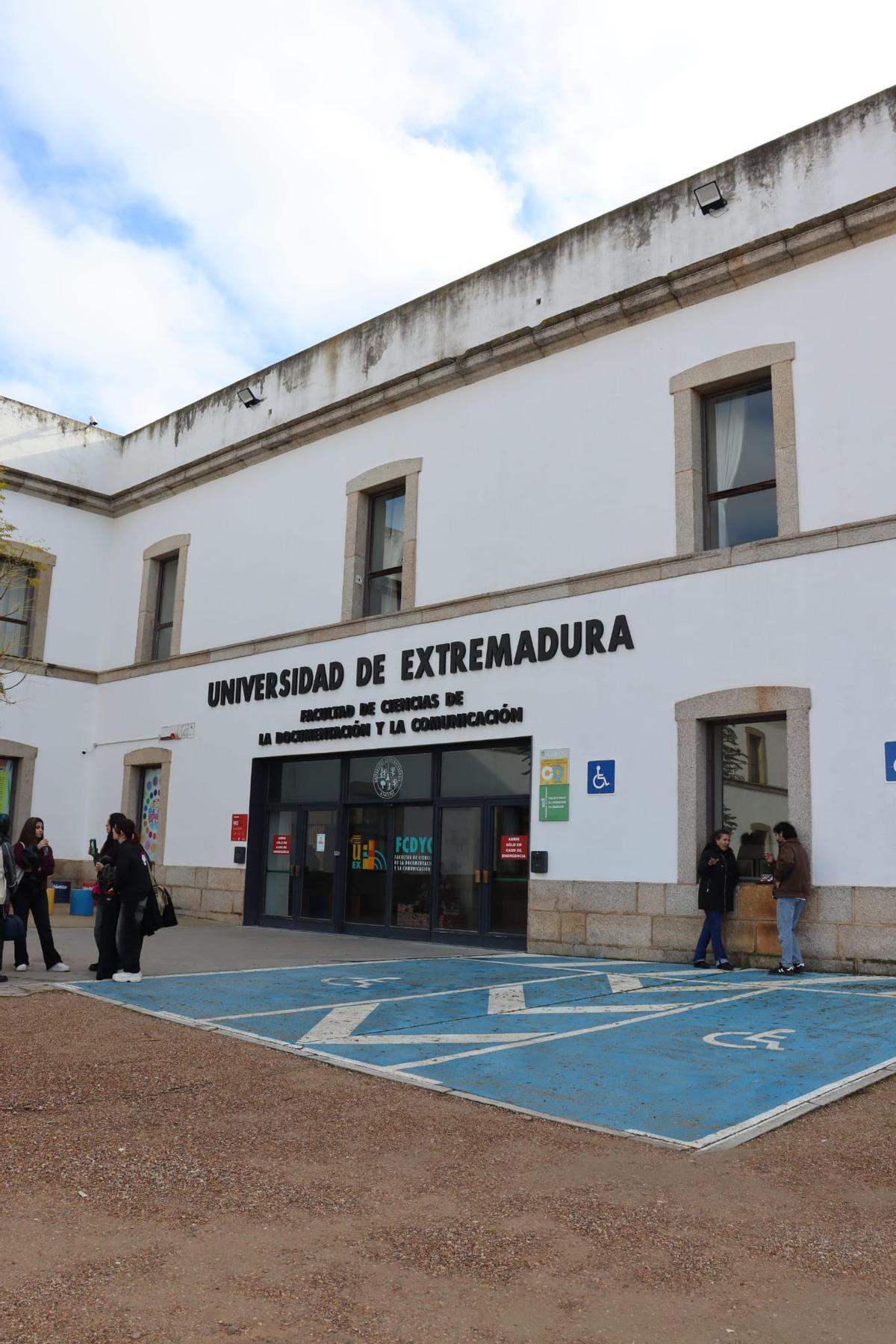 La Facultad de Ciencias de la Documentación y la Comunicación.