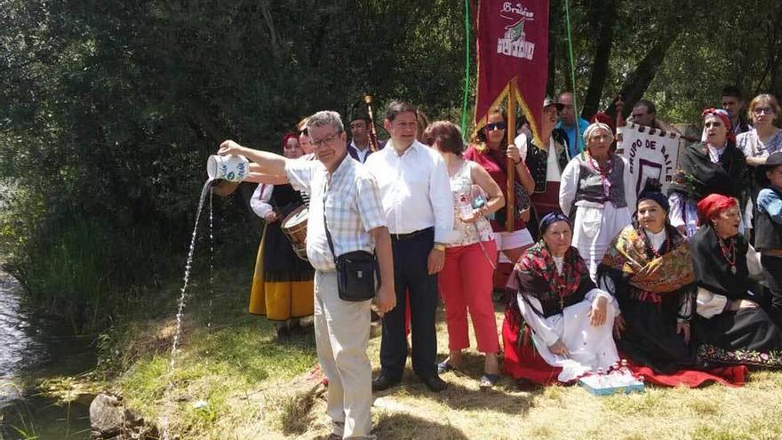 Momento en el que el alcalde de Gradefes vierte las aguas del Nalón en el río Esla.