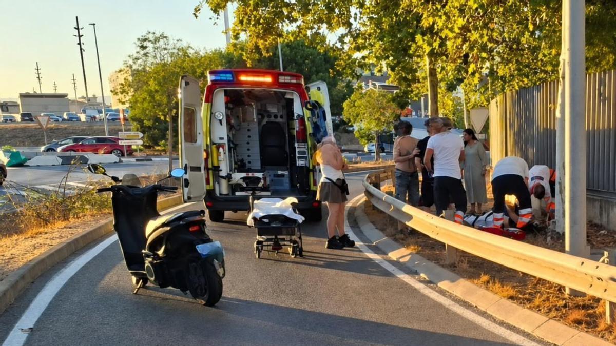 Una ambulancia atendiendo a la niña