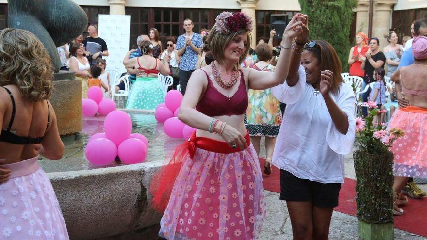 Desfile en Zamora de mujeres operadas de cáncer de mama: Tras la enfermedad hay vida