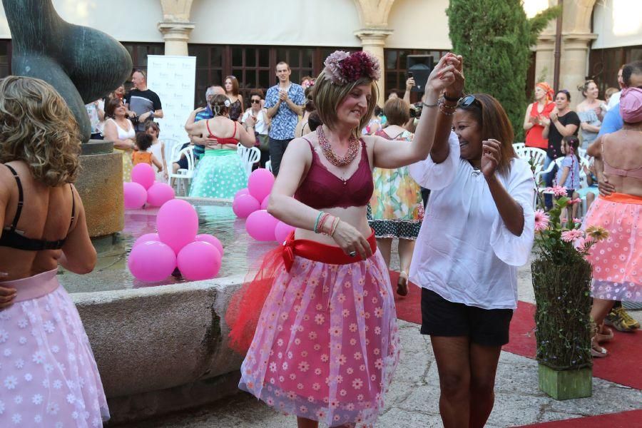 Desfile en Zamora de mujeres operadas de cáncer