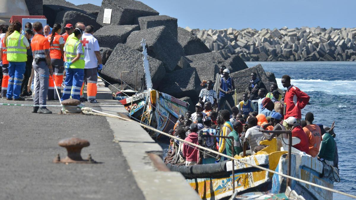 Archivo - Llegada de un cayuco al muelle de La Restinga