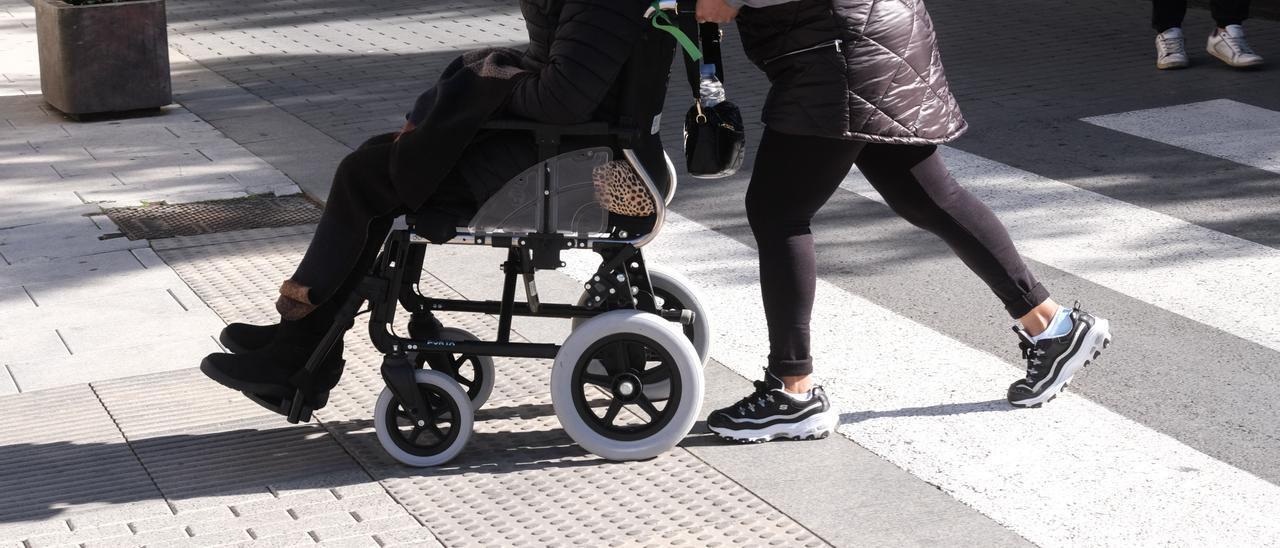 Una persona dependiente, ayudada por su cuidadora.