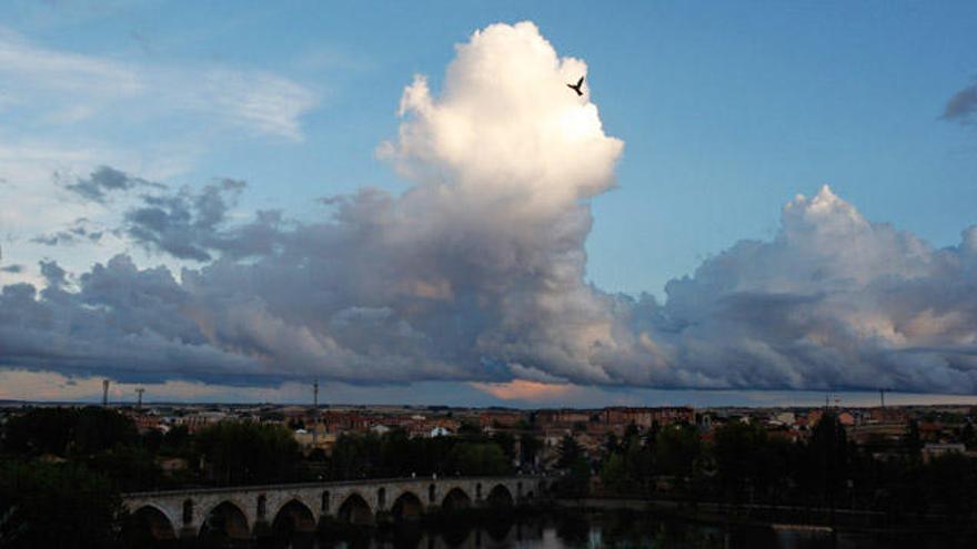 El Puente de Piedra de Zamora, con una formación nubosa sobre el mismo.