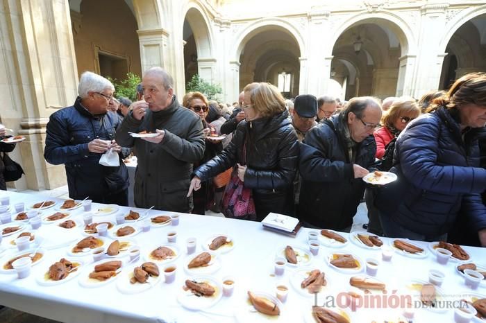 Reparto de boniatos en el Palacio Episcopal por San Fulgencio