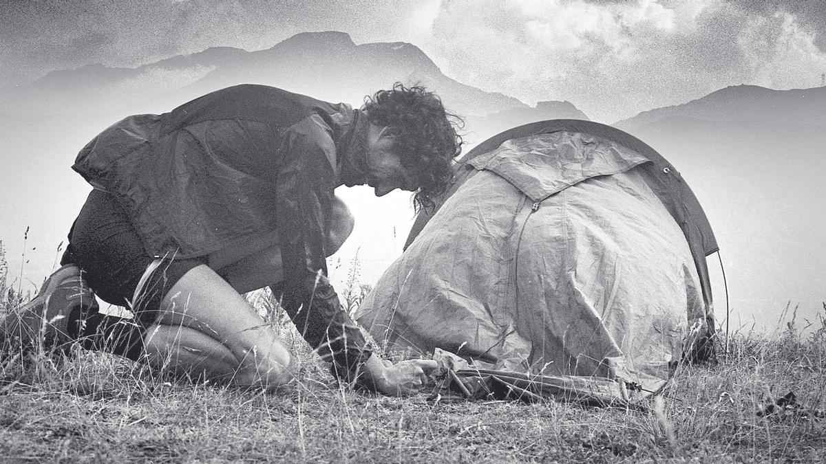 Dudas. Pese a la lluvia, me decido a montar la tienda de campaña para dormir frente al lago de Mont Cenis. Los truenos asustan por la noche, la hierba está mojada, pero el amanecer compensa, cuando el cielo se va clareando.