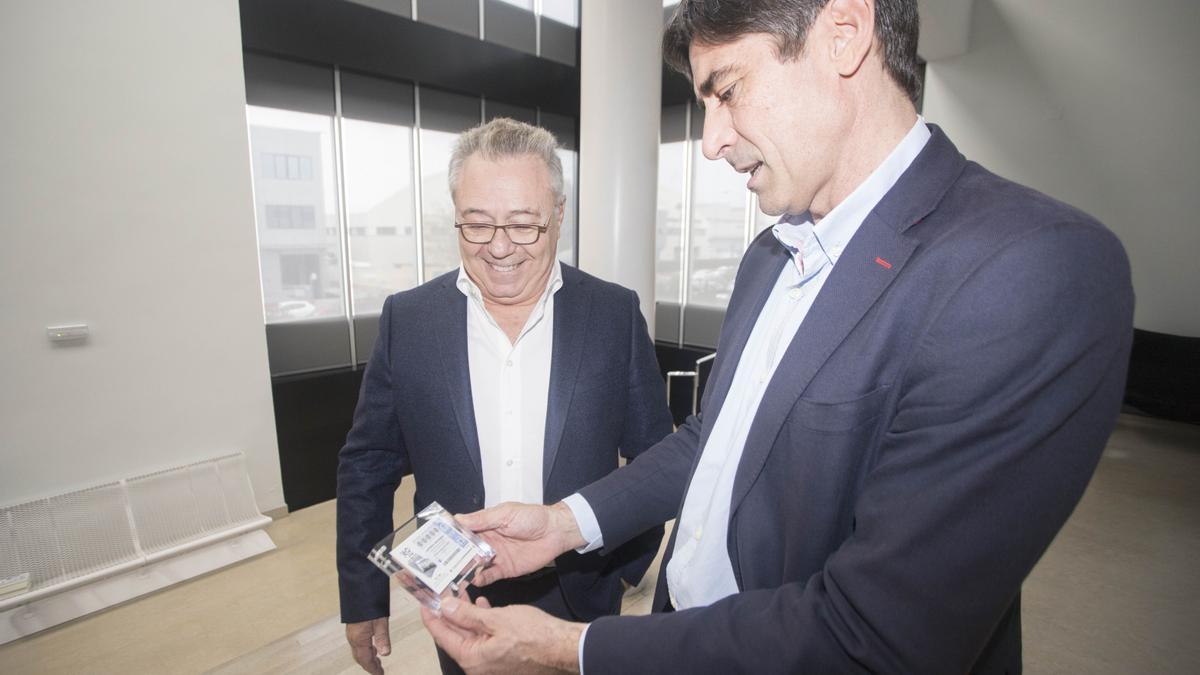 Javier Salañer y Andrés Sánchez contemplan un recuerdo conmemorativo del décimo. 