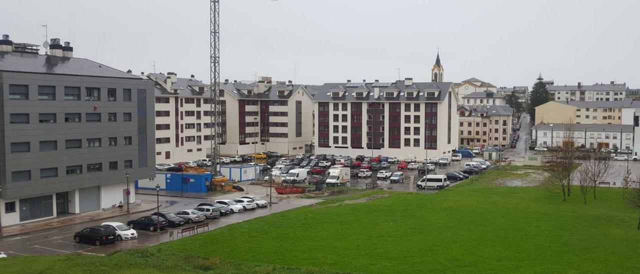 Barrio de El Ribazo, en Navia, donde el gobierno dispone de terreno municipal para ceder al Principado. | A. M. S.