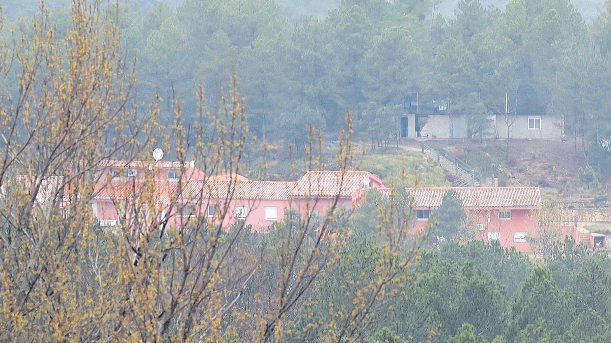 Conglomerado de viviendas y cuadras de la extensa masía La Chaparra, donde se producían los abusos a menores.