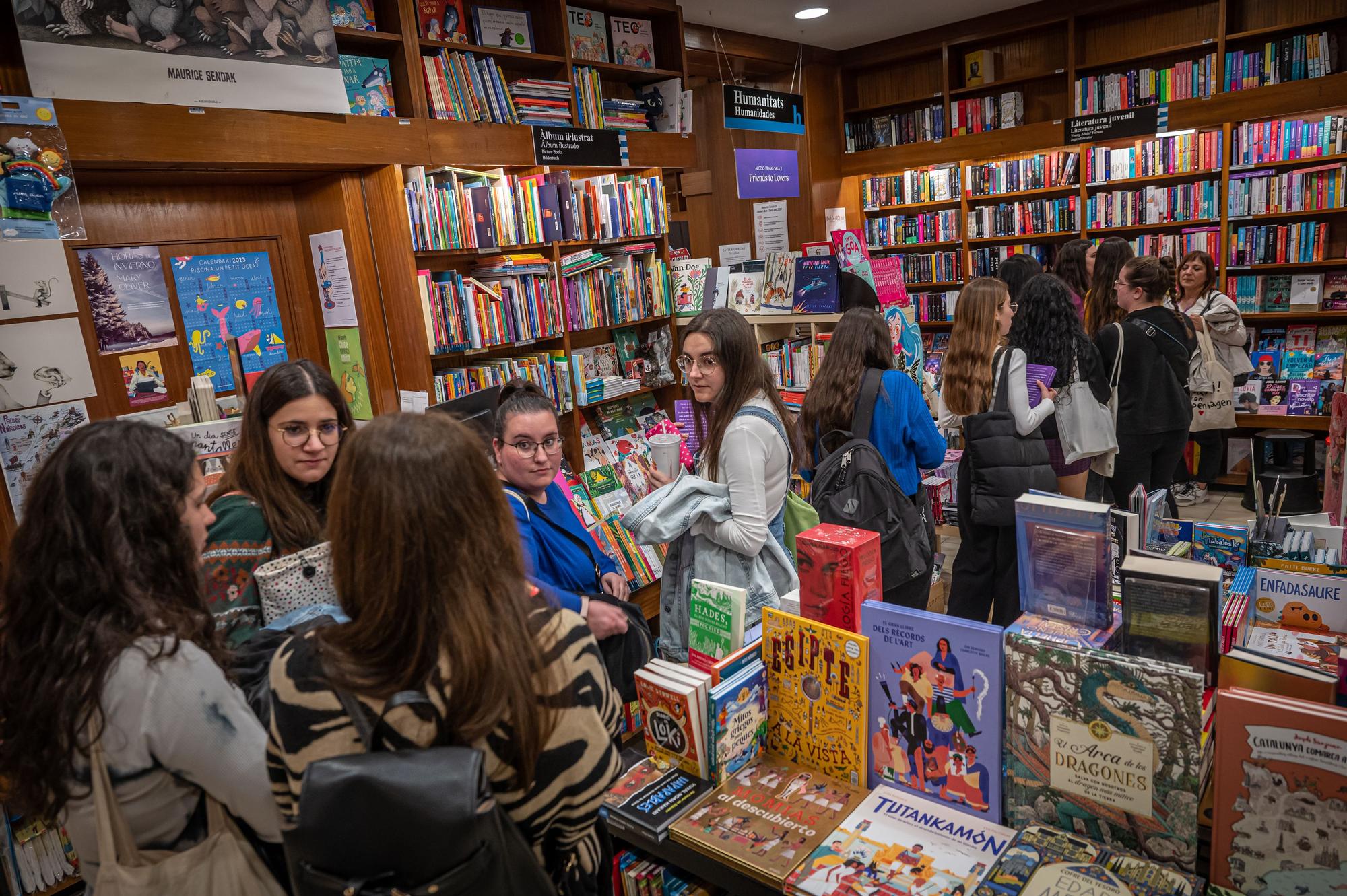 Barcelona 24/03/23 Icult. Congreso de literatura juvenil en la libreria Alibri con jóvenes autoras super ventas. AUTOR: MANU MITRU