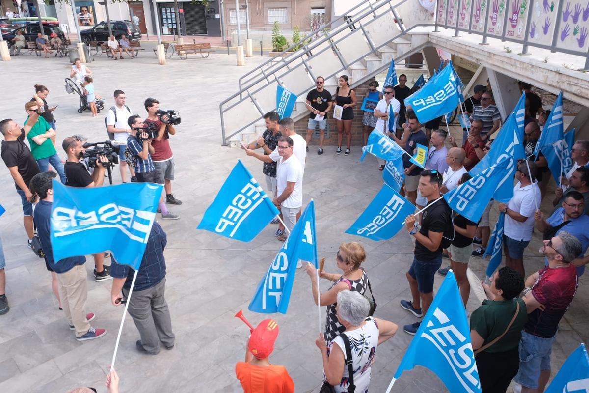 Protesta de la plantilla de la Policía Local de Guardamar para pedir al alcalde soluciones a sus problemas laborales