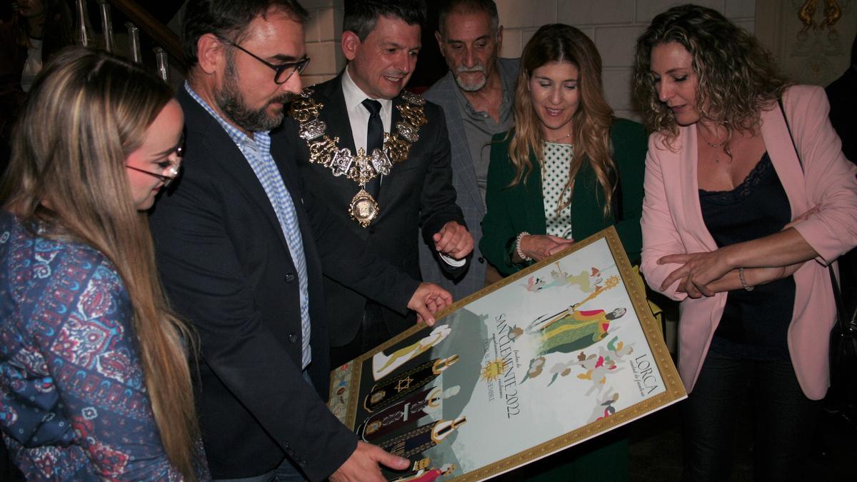 Natalia Martínez, Diego José Mateos, Luis Torres del Alcázar, Rosa María Medina y María de las Huertas García, contemplan el cartel de las Fiestas de San Clemente tras su presentación, en la noche de este sábado.