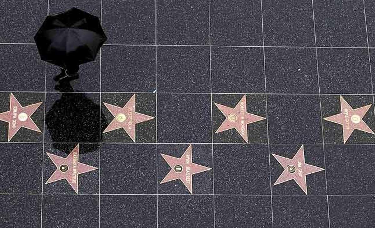 Un turista camina pel Passeig de la Fama de Hollywood a Los Angeles (Estats Units).