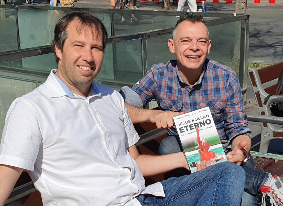 Alberto Martínez y Paco Ávila posan con el libro sobre el mítico portero de waterpolo