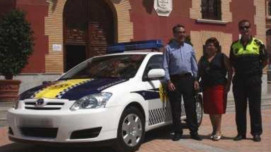 El alcalde entrega a la Policía el vehículo oficial que utilizaba el gobierno anterior