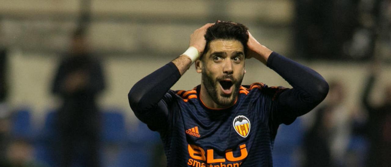 Román se echa las manos a la cabeza tras cometer penalti sobre Carlos en el Hércules-Mestalla de la temporada pasada.