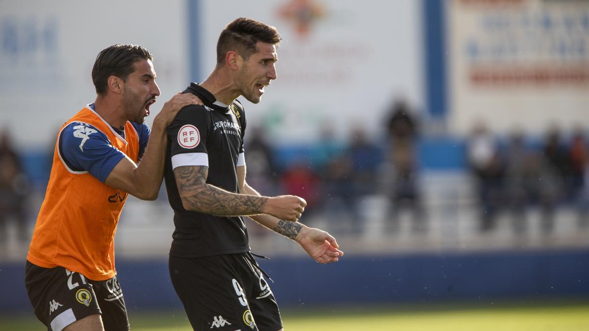 Chuli felicita a Raúl González después de que el delantero alicantino marcara el 0-1 en Águilas.