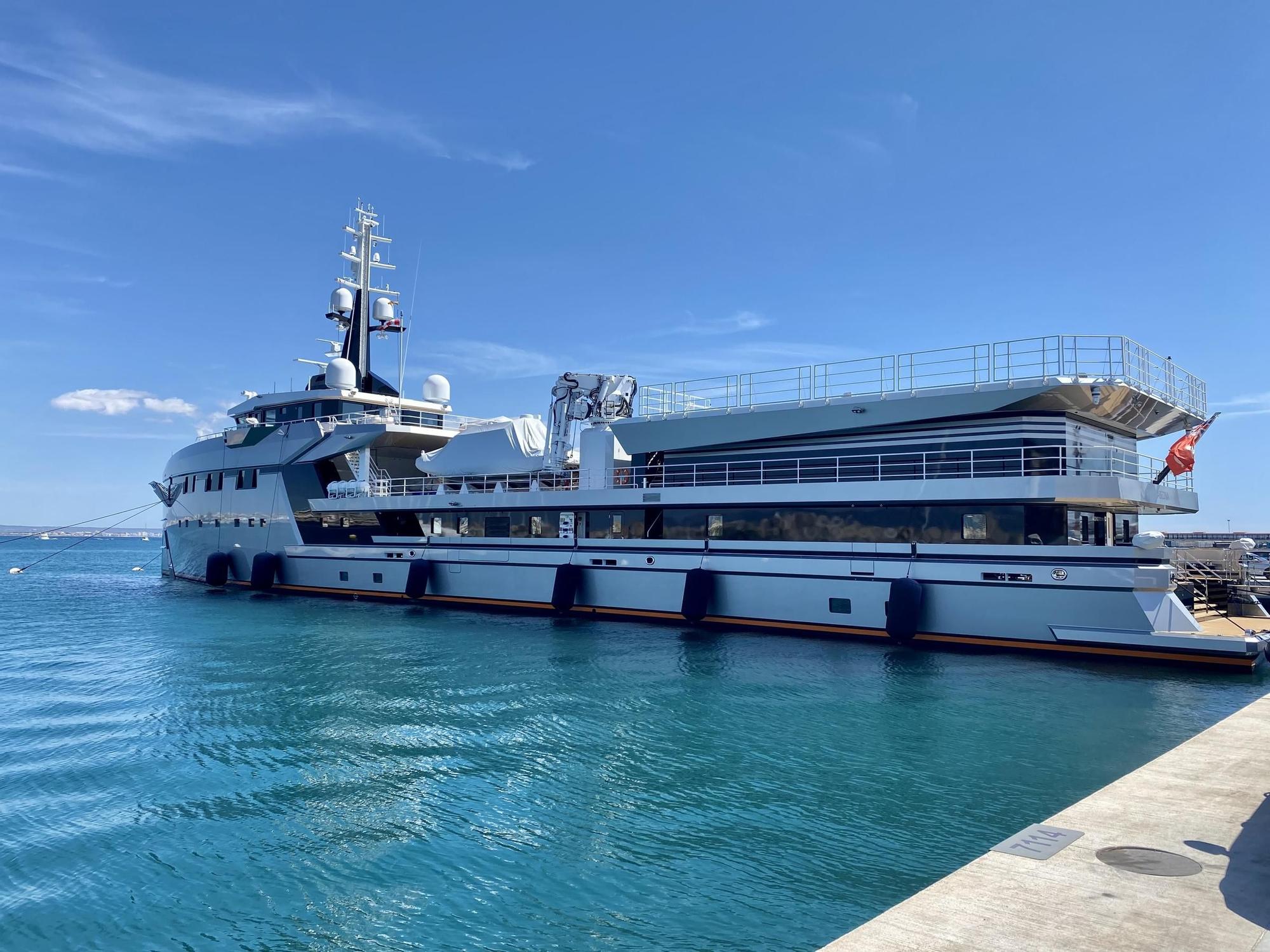 Las fotos en Mallorca del yate Abeona de Jeff Bezos, el buque de asistencia del supervelero Koru