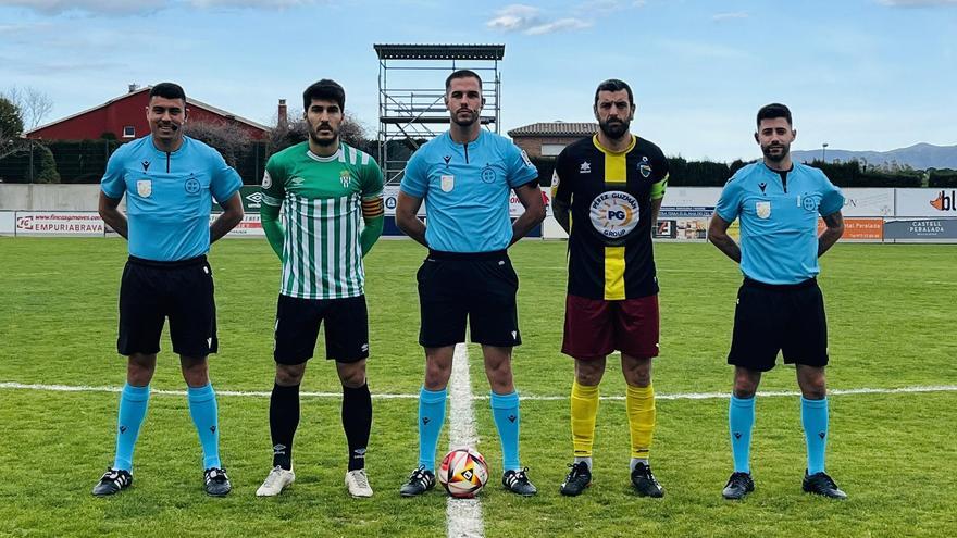 Els capitans del Peralada i la Muntanyesa amb la tripleta arbitral