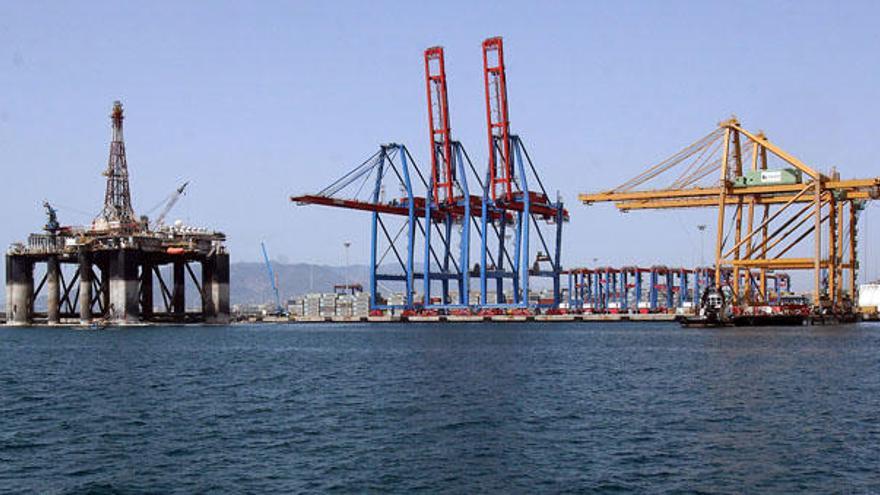 Las grúas de carga del Puerto de Málaga.