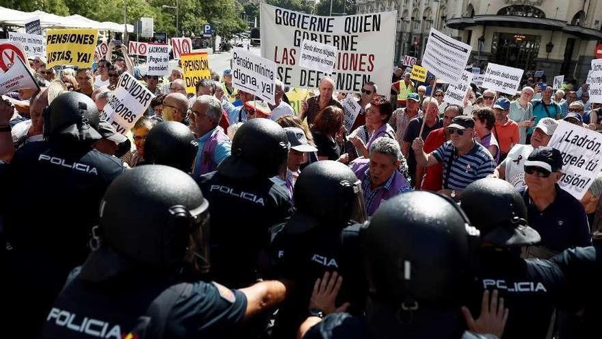 Un momento del forcejeo entre policías antidisturbios y pensionistas.