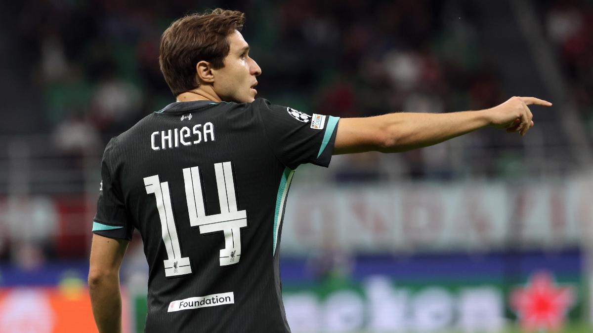 Federico Chiesa durante un partido con la camiseta del Liverpool