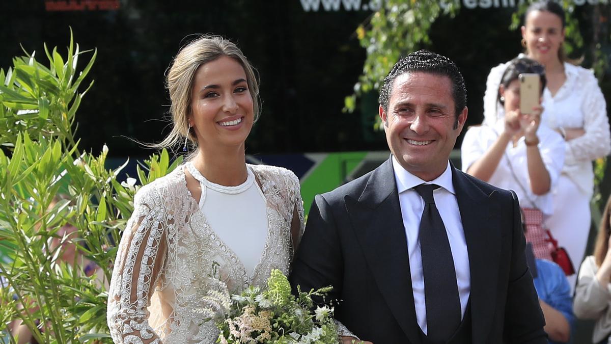 María Pombo junto a su padre, Víctor Pombo, el día de su boda