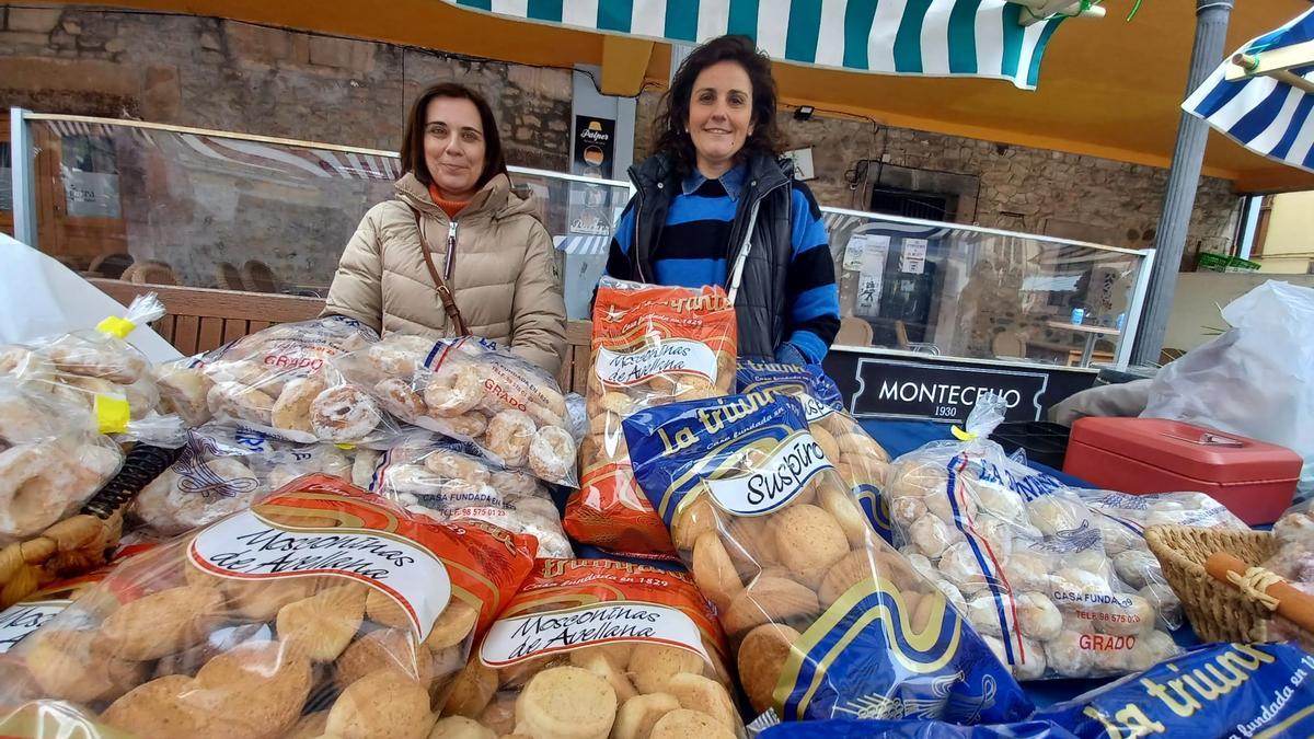 Las hermanas Pilar (izquierda) y Covadonga López-Acevedo Fernández, en una imagen tomada en la I Feria del Comercio, a comienzos de marzo.