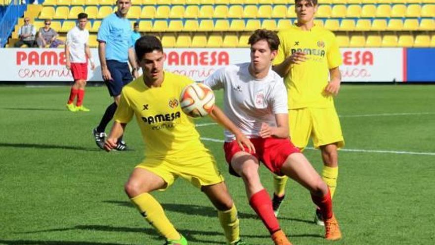 Sergio Lozano se lleva el balón ante la presión de Pepe Vergara.