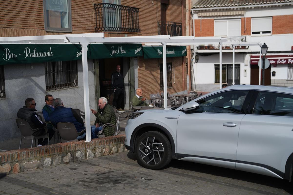 Vista del bar José Mari, punto de encuentro en el casco histórico de Olías del Rey, en Toledo.