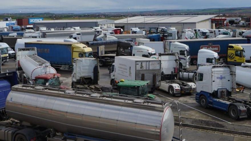 Decenas de camiones en el Centro de Transportes de Zamora.