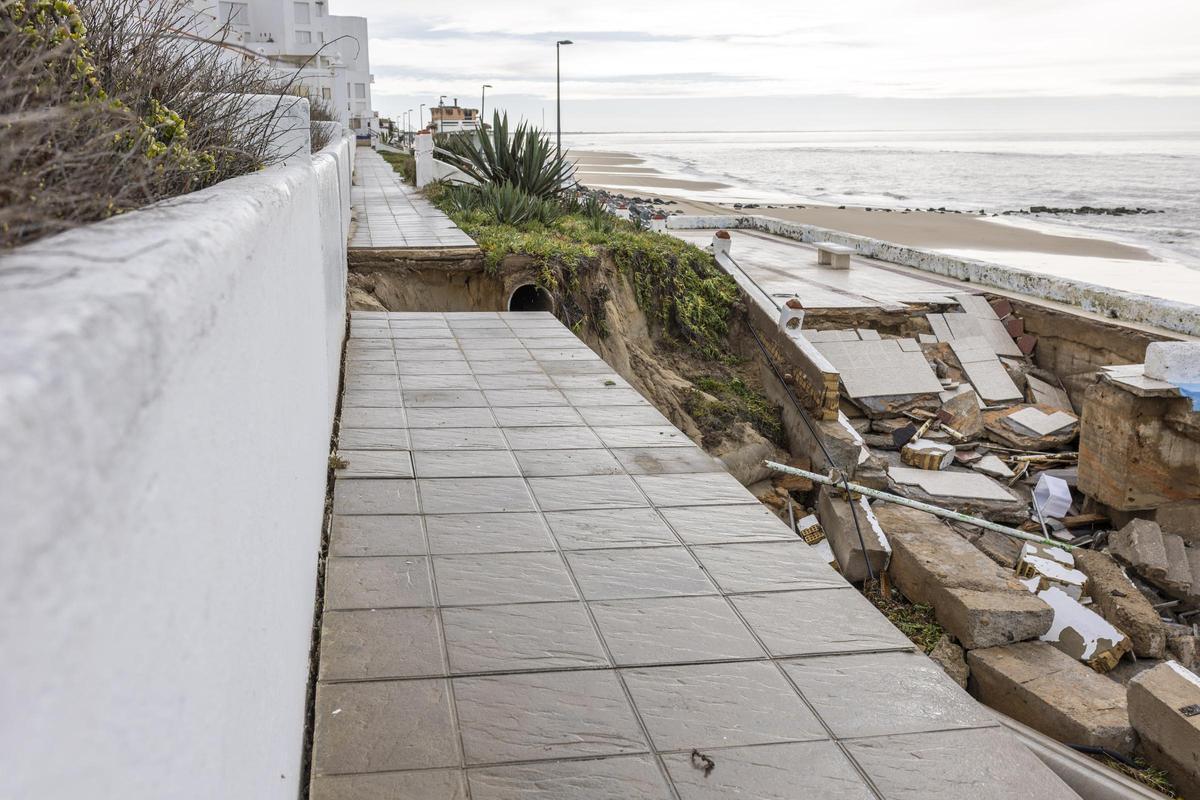 Grietas y destrozos en el paseo de Matalascañas junto a las viviendas de la urbanización Pueblo Andaluz.