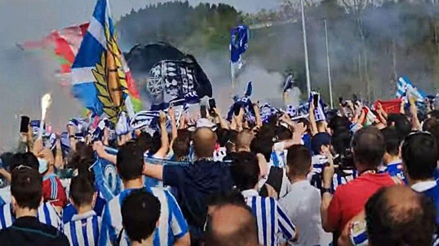 Sin distancia de seguridad tampoco en la despedida a la Real Sociedad