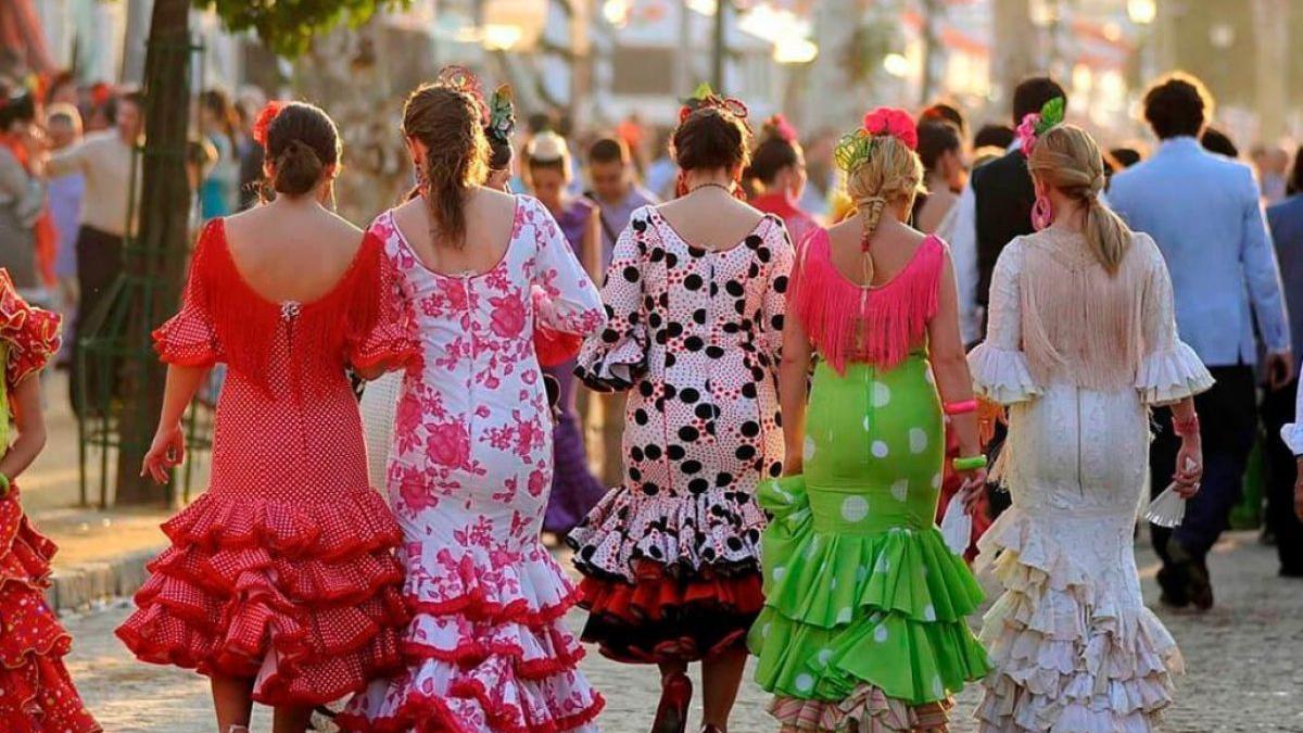 Mujeres vestidas de flamenca en la Feria de Abril de Sevilla.