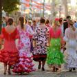 Mujeres vestidas de flamenca en la Feria de Abril de Sevilla.