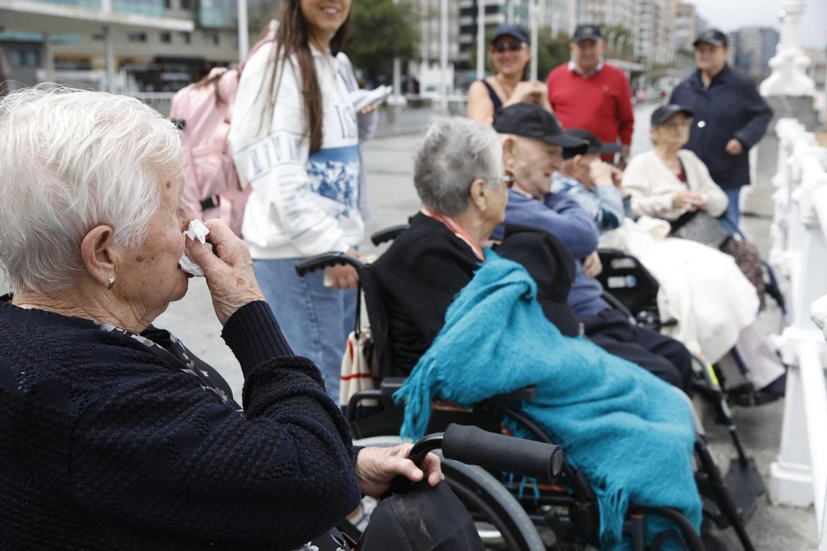 Mayores de la residencia de ancianos de Peleas de Abajo ven por primera vez el mar en Gijón