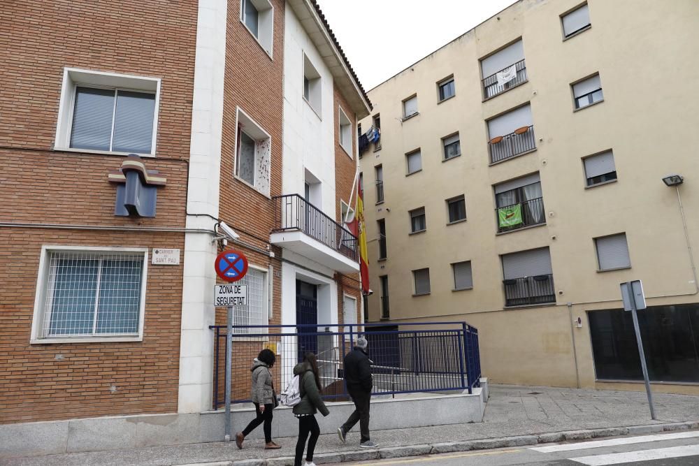 Llancen una bengala i pintura contra la comissaria de la policia nacional de Girona