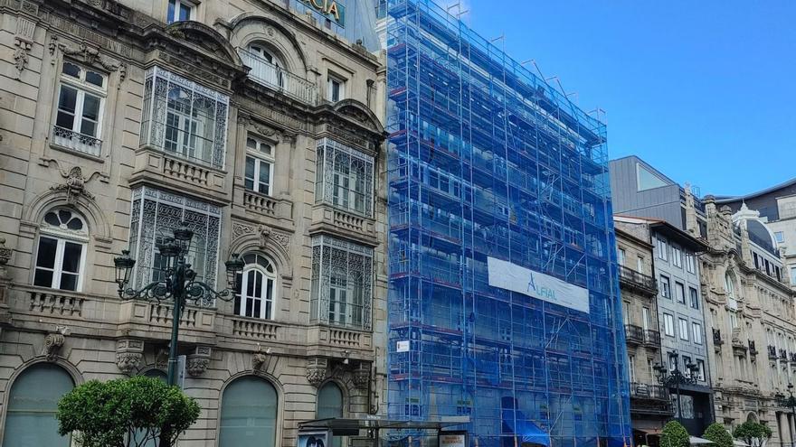 Actuación de limpieza de fachada y pintado de carpintería en un edificio protegido de la la calle Policarpo Sanz.